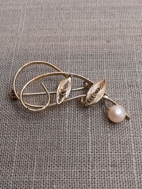 Light Gold-Tone Leaf Pearl Brooch Vintage